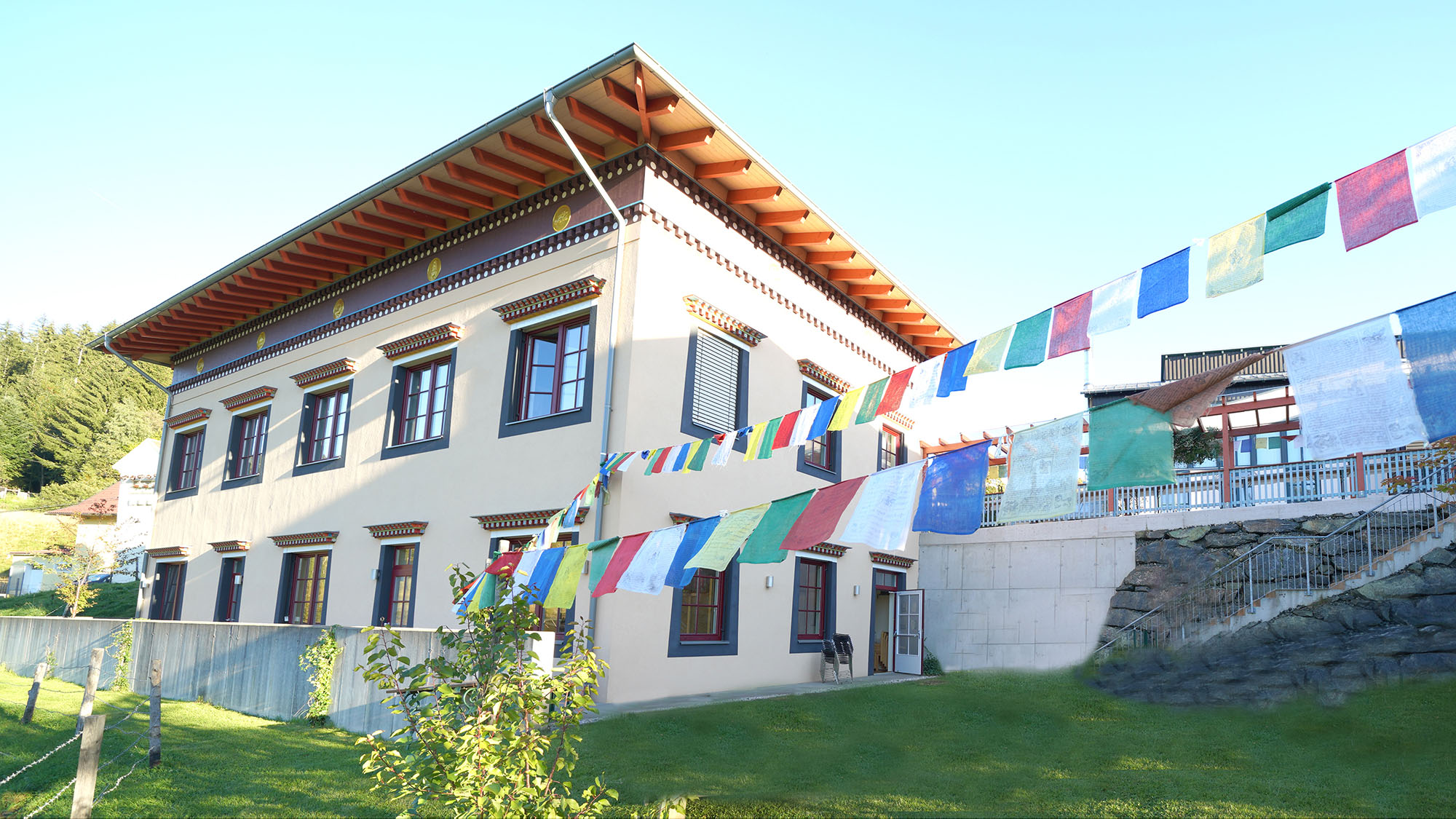 Tibetzentrum Garten mit Gebetsfahnen