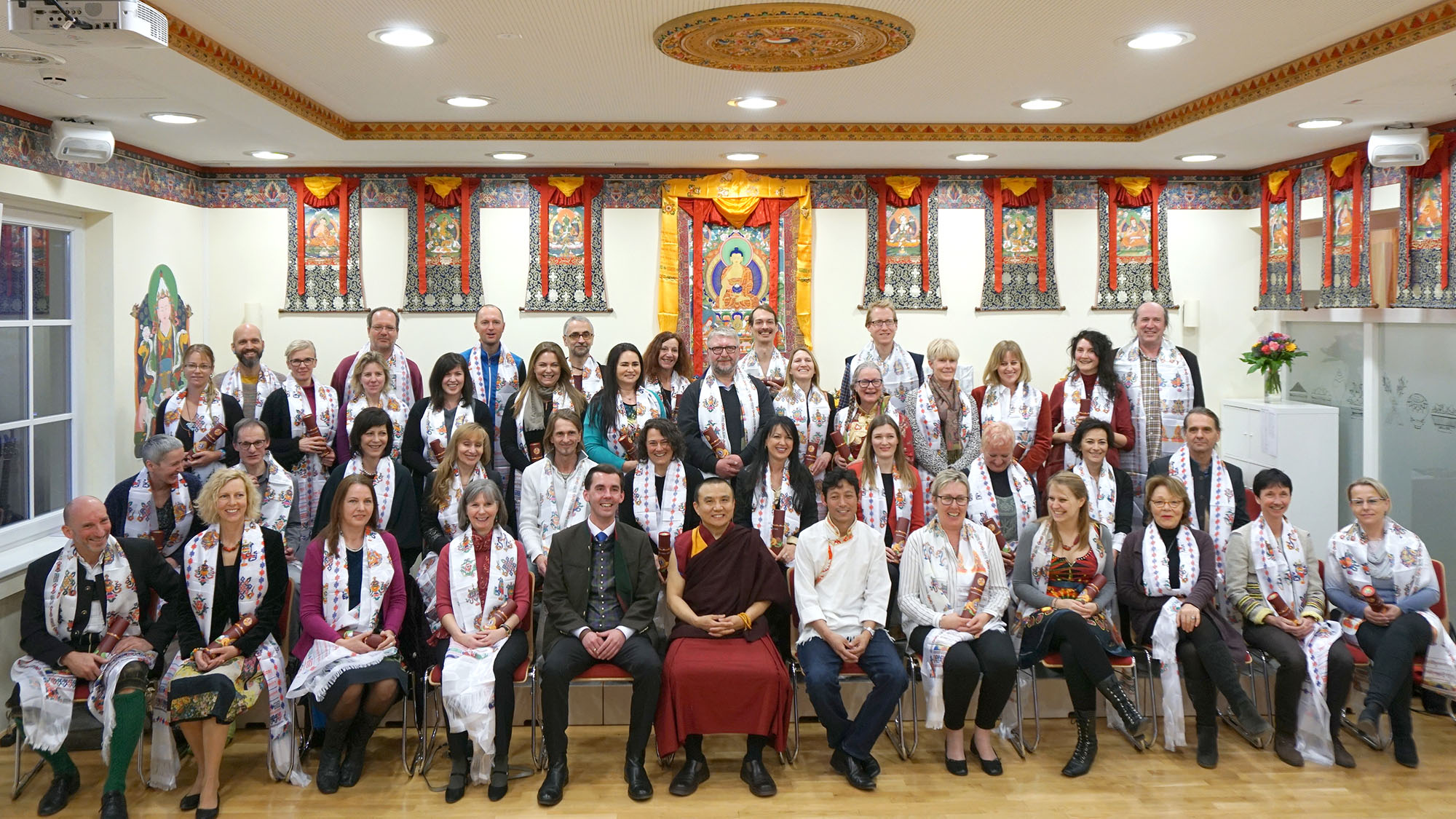 Strahlende AbsolventInnen der Lehrgänge Buddhistische Psychologie und Tibetische Medizin