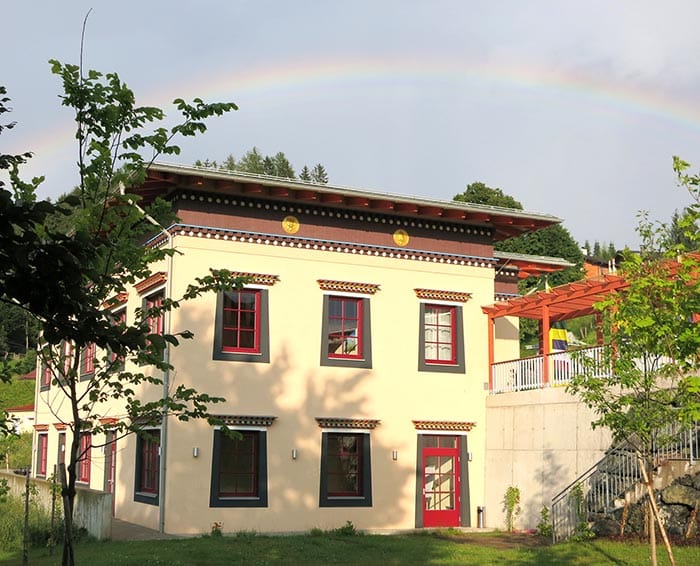 Tibetzentrum mit Regenbogen Tibetzentrum mit Regenbogen